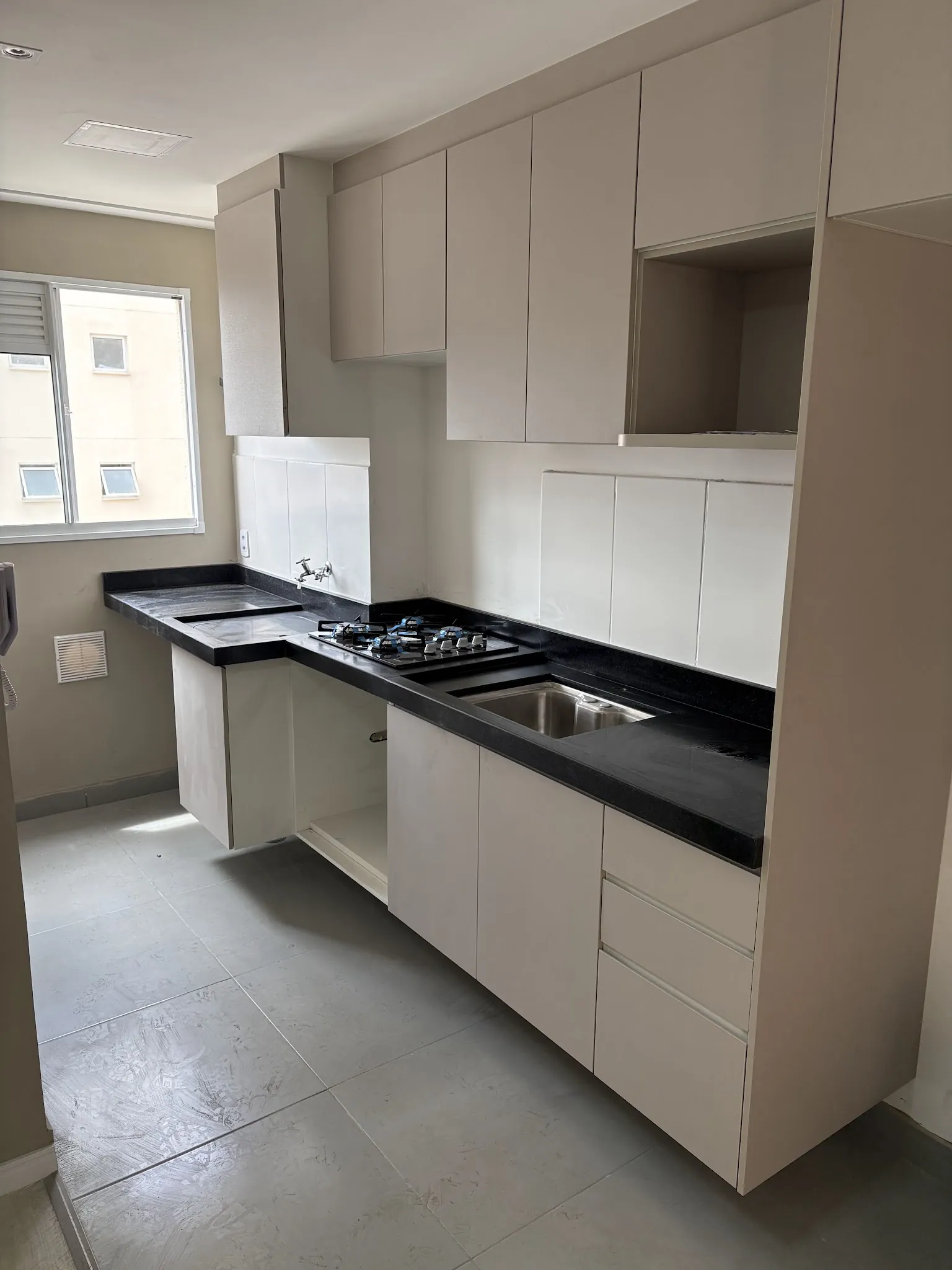 Cozinha planejada com bancada em granito preto